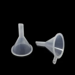 30 st minitrattar i genomskinlig plast. Lämpliga för flaskor, fyllning av laboratorievätskor, eteriska oljor, sandmålning, parfym etc.