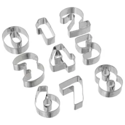 BOKSTAV OCH SIFFROR FORM TÅRKUTSNITTNING, metall, silver