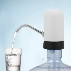 Bärbar LED-ljusflaskvattenpump USB-uppladdningsbar dispenser för hemmakontor (vit)