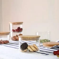 Förvaringsburkar i glas i flera nivåer, snacks och torkad frukt, salladsskål i glas med lock