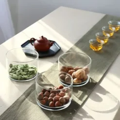 Förvaringsburkar i glas i flera nivåer, snacks och torkad frukt, salladsskål i glas med lock