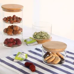 Förvaringsburkar i glas i flera nivåer, snacks och torkad frukt, salladsskål i glas med lock