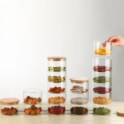 Förvaringsburkar i glas i flera nivåer, snacks och torkad frukt, salladsskål i glas med lock