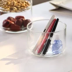 Förvaringsburkar i glas i flera nivåer, snacks och torkad frukt, salladsskål i glas med lock