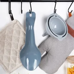 Grå slev- och skedställ