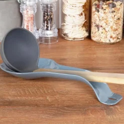 Grå slev- och skedställ