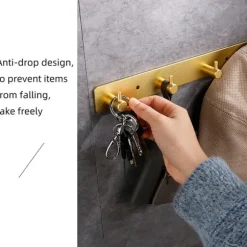 Gyllene väggmonterad hatthylla med 5 krokar - installation utan borrning