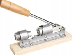 Iso Trade Nötknäppare på stativ