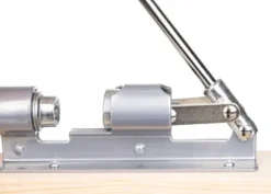 Iso Trade Nötknäppare på stativ