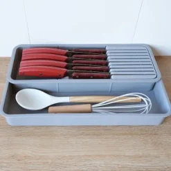 Justerbar förvaringslåda för bestick