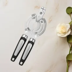 Konservöppnare i rostfritt stål med svart handtag