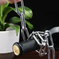 Kreativ magisk kedja i form av rödvinsflaskhållare