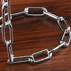 Kreativ magisk kedja i form av rödvinsflaskhållare