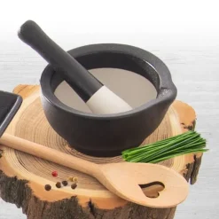 Kryddmortel i svart porslin