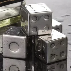 Kylande isbitar i metall och stål för whiskydrycker