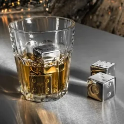 Kylande isbitar i metall och stål för whiskydrycker