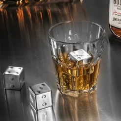 Kylande isbitar i metall och stål för whiskydrycker
