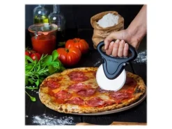 Microplane Specialty Series - Pizzaskärare - 13 x 2.5 x 16.5 cm - svart