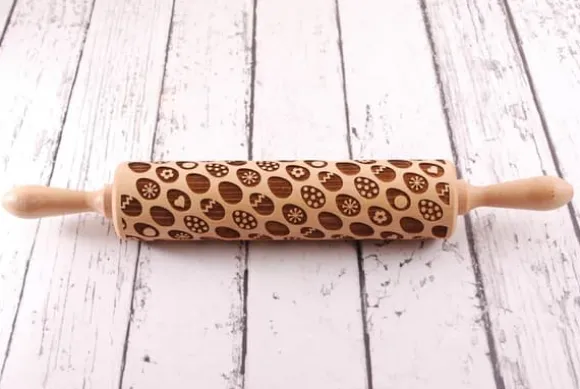 MoodForWood Träkavel, Graverad, 43 cm med Handtag, Perfekt för Bakning - Påskäggsmönster