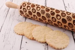 MoodForWood Träkavel, Graverad, 43 cm med Handtag, Perfekt för Bakning - Påskäggsmönster