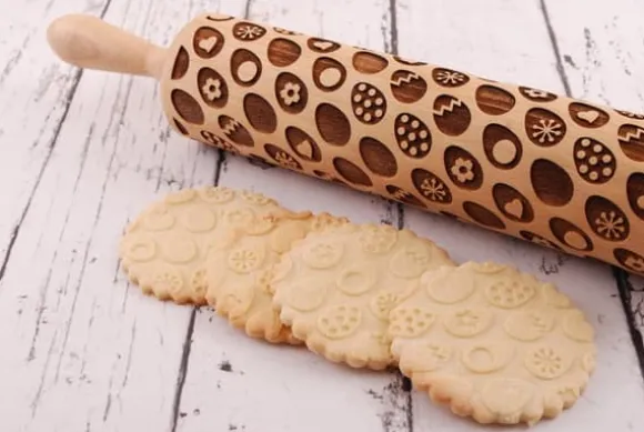 MoodForWood Träkavel, Graverad, 43 cm med Handtag, Perfekt för Bakning - Påskäggsmönster