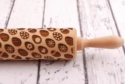 MoodForWood Träkavel, Graverad, 43 cm med Handtag, Perfekt för Bakning - Påskäggsmönster