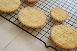 MoodForWood Träkavel, Graverad, 43 cm med Handtag, Perfekt för Bakning - Trollsländemönster