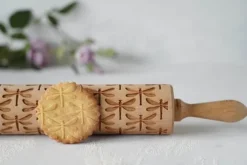 MoodForWood Träkavel, Graverad, 43 cm med Handtag, Perfekt för Bakning - Trollsländemönster