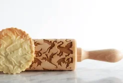 MoodForWood Träkavel, Graverad, 43 cm med Handtag, Perfekt för Bakning - Drakmönster