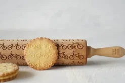 MoodForWood Träkavel, Graverad, 43 cm med Handtag, Perfekt för Bakning - Cykelmönster