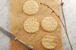 MoodForWood Träkavel, Graverad, 43 cm med Handtag, Perfekt för Bakning - Roliga Katter Mönster