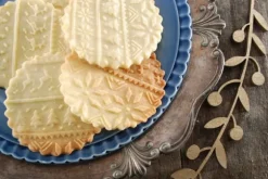 MoodForWood Träkavel, Graverad, 43 cm med Handtag, Perfekt för Bakning - Norskt Mönster