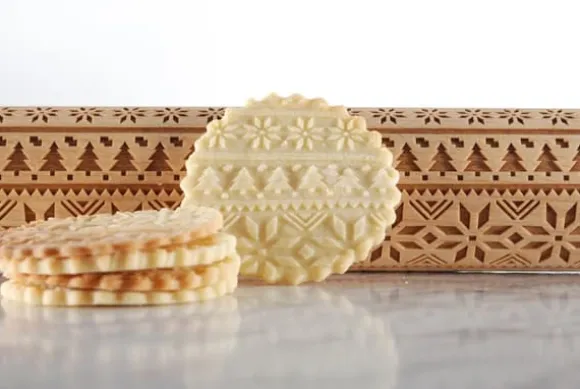 MoodForWood Träkavel, Graverad, 43 cm med Handtag, Perfekt för Bakning - Norskt Mönster