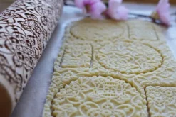 MoodForWood Träkavel, Graverad, 43 cm med Handtag, Perfekt för Bakning - Spetsmönster