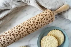 MoodForWood Träkavel, Graverad, 43 cm med Handtag, Perfekt för Bakning - Tassmönster