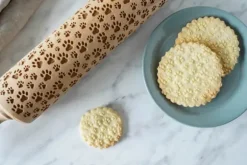 MoodForWood Träkavel, Graverad, 43 cm med Handtag, Perfekt för Bakning - Tassmönster