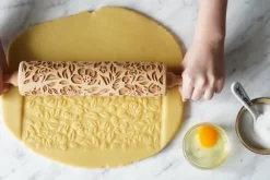 MoodForWood Träkavel, Graverad, 43 cm med Handtag, Perfekt för Bakning - Mönster med Vildrosor