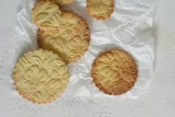 MoodForWood Träkavel, Graverad, 43 cm med Handtag, Perfekt för Bakning - Mönster med Vildrosor