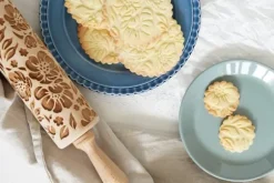 MoodForWood Träkavel, Graverad, 43 cm med Handtag, Perfekt för Bakning - Mönster med Vildrosor