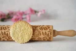 MoodForWood Träkavel, Graverad, 43 cm med Handtag, Perfekt för Bakning - Mönster med Vildrosor