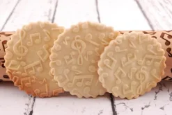 MoodForWood Träkavel, Graverad, 43 cm med Handtag, Perfekt för Bakning - Musik och Noter Mönster