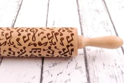 MoodForWood Träkavel, Graverad, 43 cm med Handtag, Perfekt för Bakning - Musik och Noter Mönster