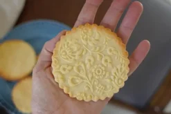 MoodForWood Träkavel, Graverad, 43 cm med Handtag, Perfekt för Bakning - Polskt Folkmönster