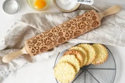 MoodForWood Träkavel, Graverad, 43 cm med Handtag, Perfekt för Bakning - Polskt Folkmönster