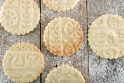 MoodForWood Träkavel, Graverad, 43 cm med Handtag, Perfekt för Bakning - Skandinaviskt Mönster