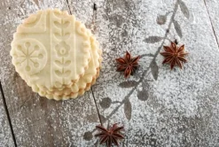 MoodForWood Träkavel, Graverad, 43 cm med Handtag, Perfekt för Bakning - Skandinaviskt Mönster