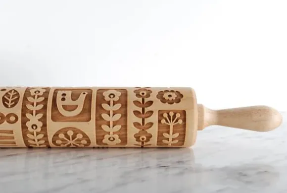 MoodForWood Träkavel, Graverad, 43 cm med Handtag, Perfekt för Bakning - Skandinaviskt Mönster