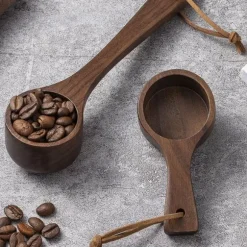Multifunktionell kaffesked med trähandtag i valnöt - Perfekt för kaffeälskare och hemmabaristor
