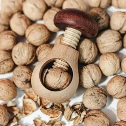 Nötknäppare i trä med svamp | Spiraldesign för alla nötter | Köksinredning