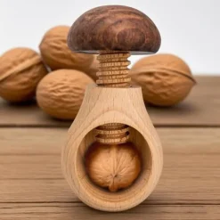 Nötknäppare i trä med svamp | Spiraldesign för alla nötter | Köksinredning
